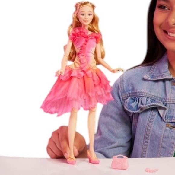 Mattel Universal Wicked Glinda Fashion Doll & Accessories - Picture 3 of 9